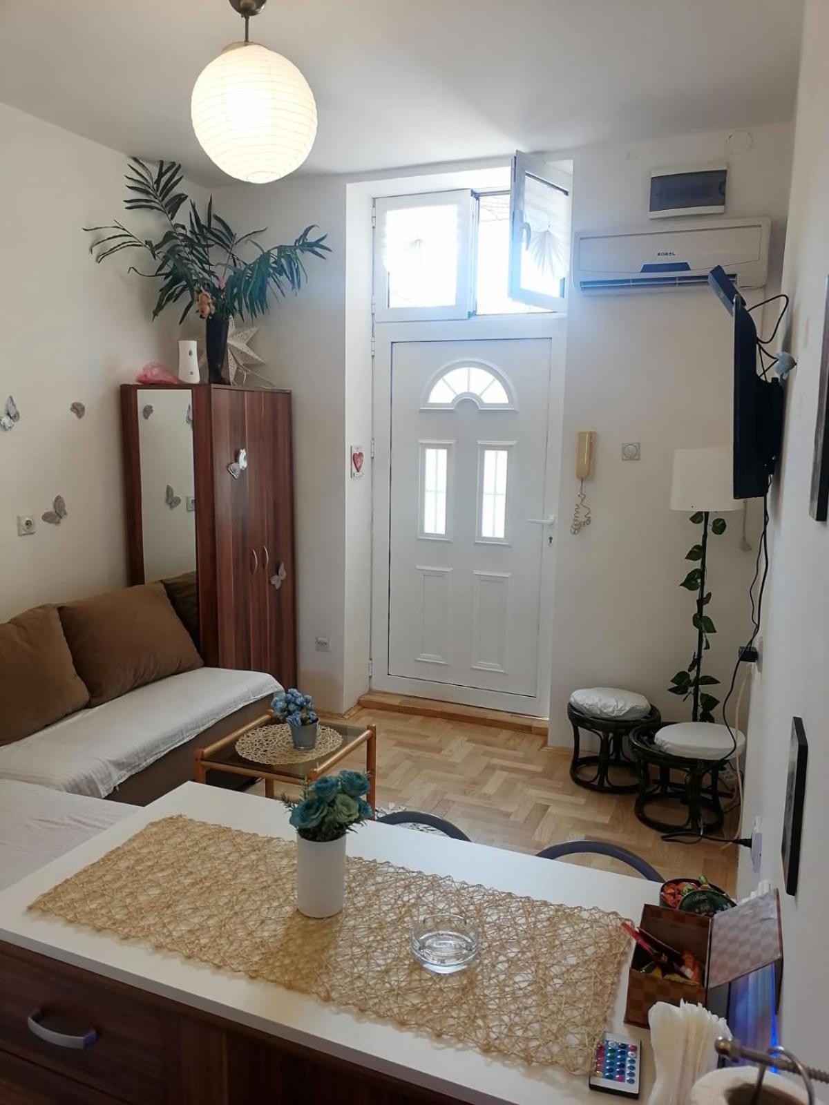 Small Low Cost Studio Belgrado Exterior foto