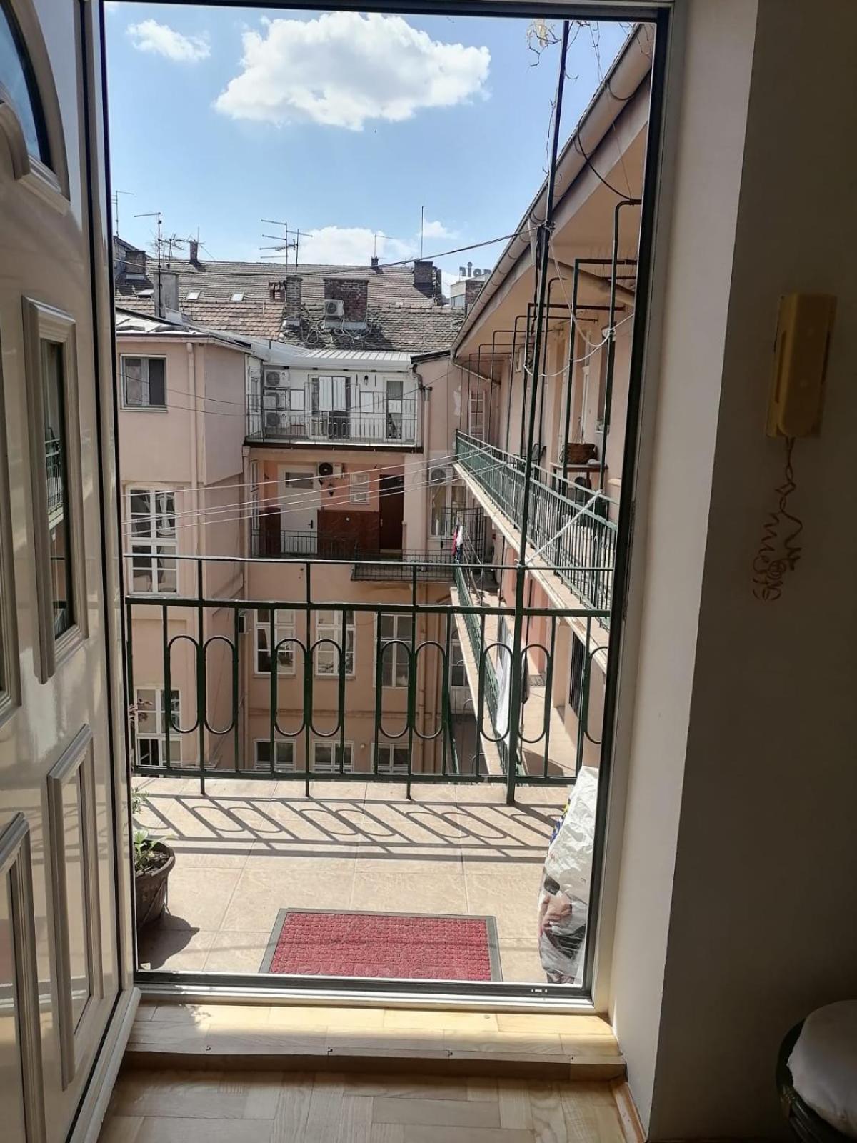 Small Low Cost Studio Belgrado Exterior foto